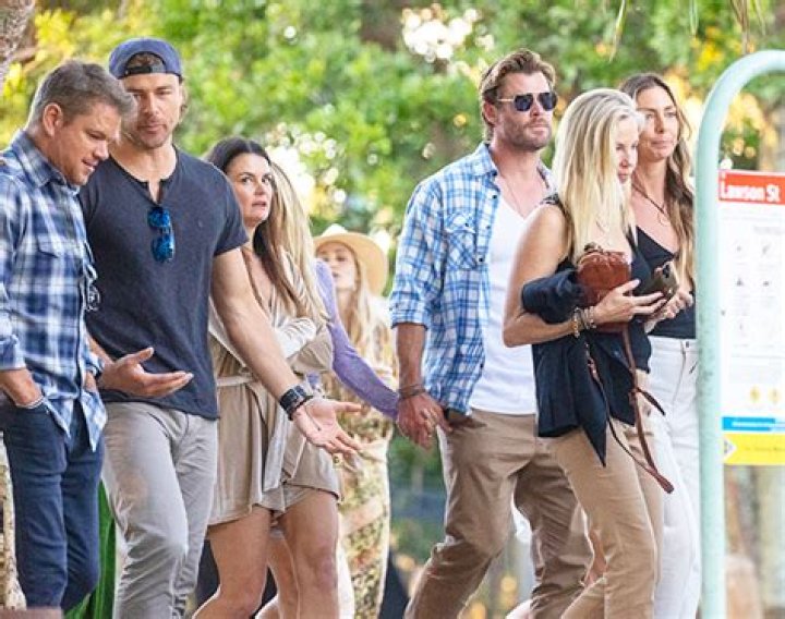 Chris Hemsworth, Matt Damon, & Their Wives Enjoy Lunch Date: Photo – Hollywood Life