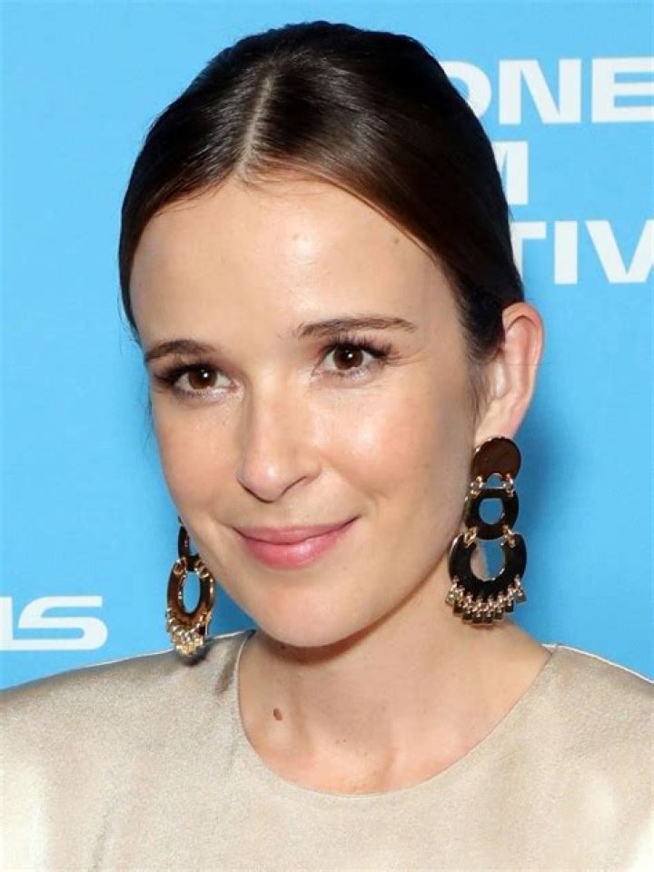 Claire van der Boom - Bio, Age, Wiki, Facts and Family