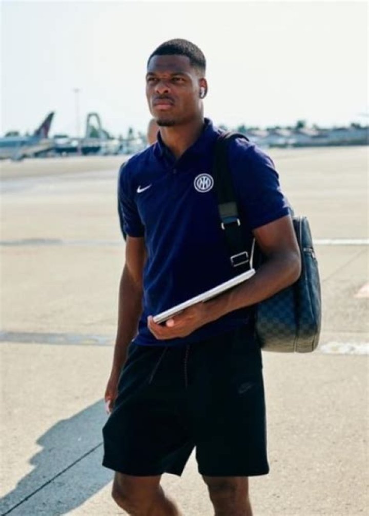 Denzel Dumfries Height, Weight, Age, Family, Girlfriend, Biography