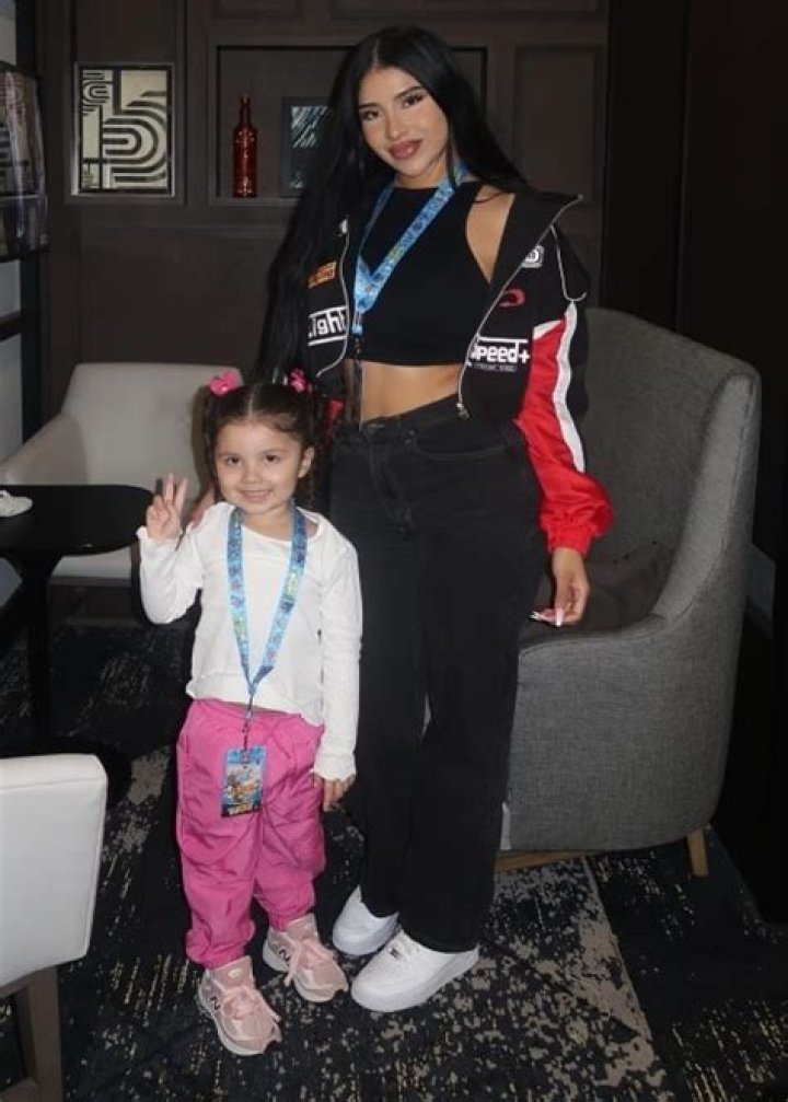 Elsy Guevara Height, Weight, Age, Boyfriend, Family