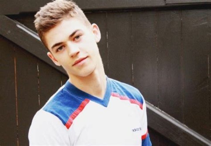 Hero Fiennes-Tiffin Height, Weight, Age, Girlfriend, Family, Biography