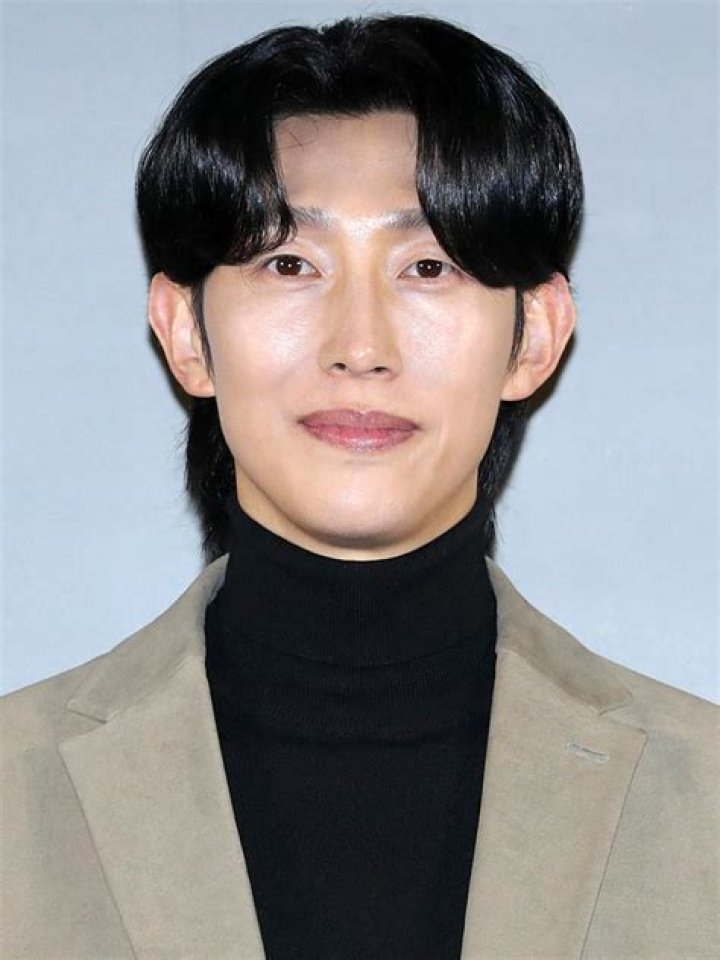 Kang Ki-young Height, Weight, Age, Girlfriend, Biography, Family