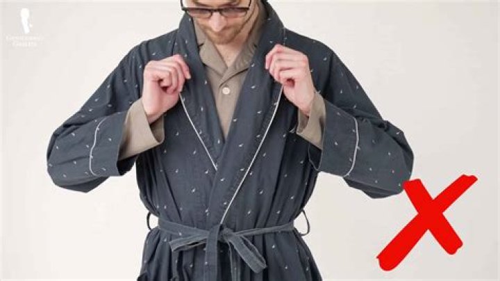 Never Wear This One Thing While Driving, Experts Warn