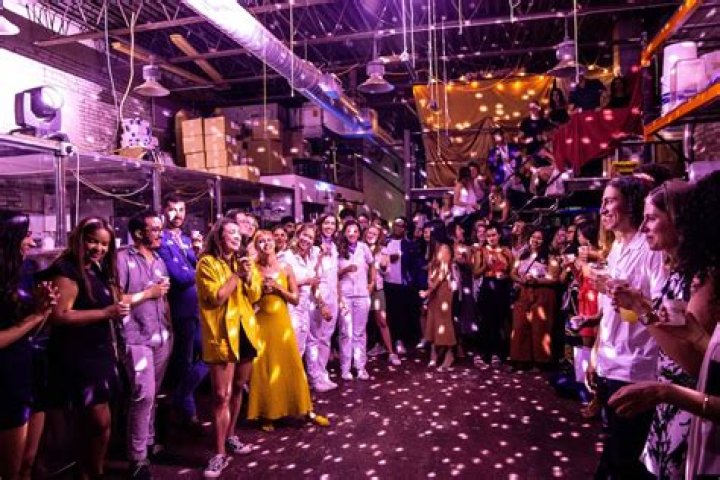 Offline Dating May Just Be the Hottest New Dating Trend