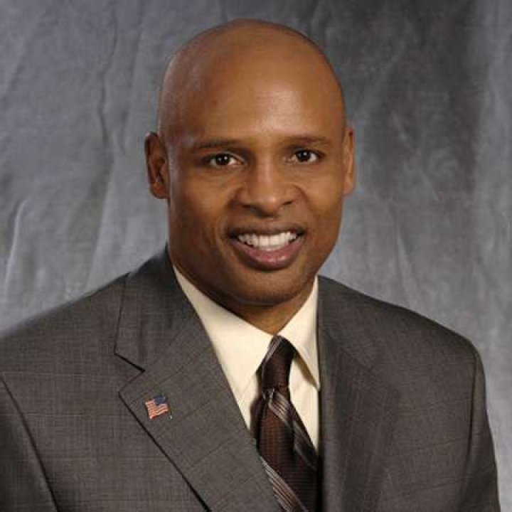 Robin Lopez Bio - married, salary, net worth, dating, brother, relationship, affair, wife, age, height, career, contract, stats, family