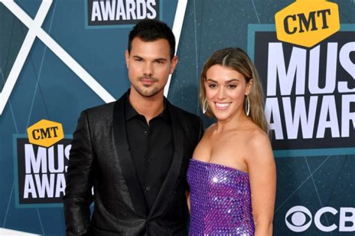 Taylor & Taylor Lautner Are Coming Out With a Mental-Health Podcast Called “The Squeeze” – Celeb Secrets