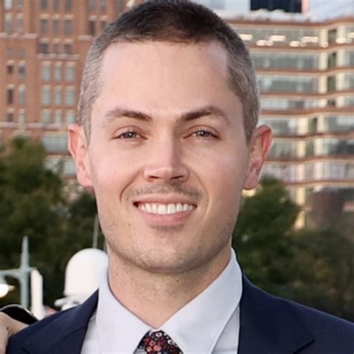 Who is Alizee Dating Now