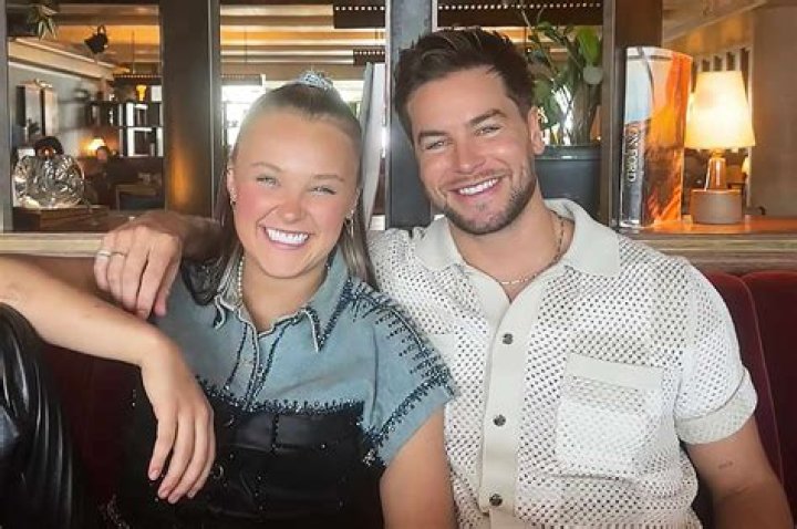Who is Chris Santos Dating Now