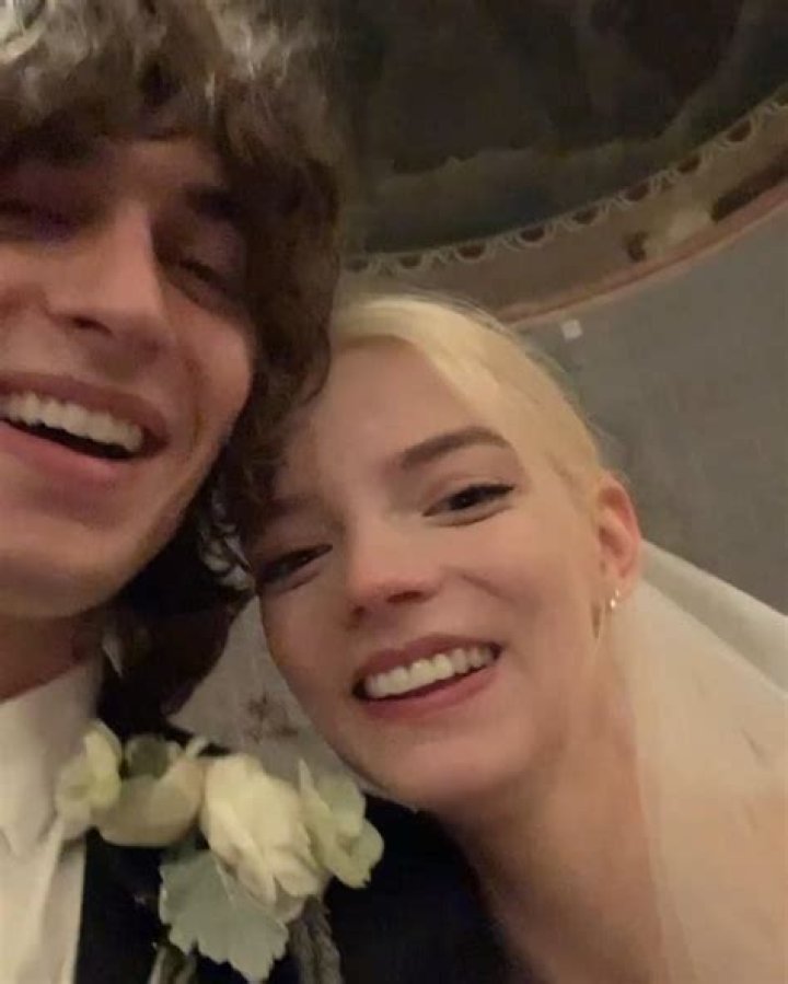 Who is J ASMR Dating Now?