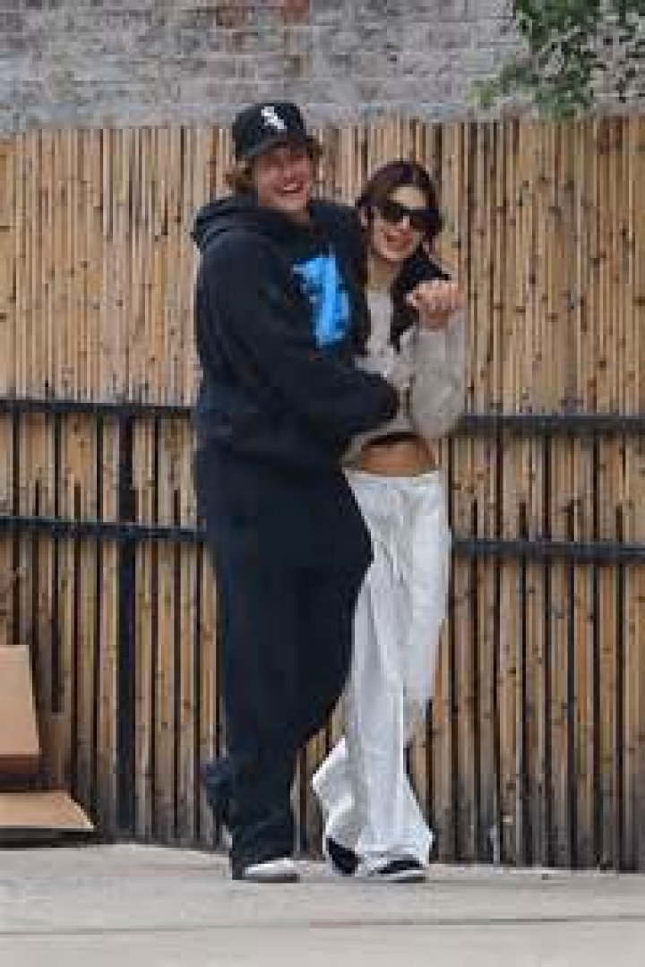 Who is Laura Bennett Dating Now